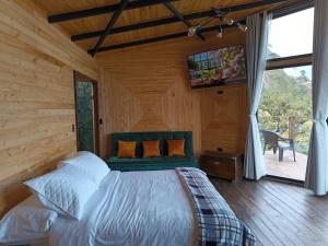 Postel nebo postele na pokoji v ubytování Cabaña al aire libre en Macheta Cundinamarca - Tiny House - Glamping Caelum