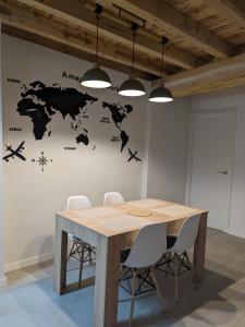 una mesa en una habitación con un mapa mundial en la pared en Montelobos, 