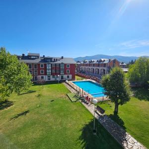 uma vista aérea de um edifício com piscina em Casa Adriego em Riaza