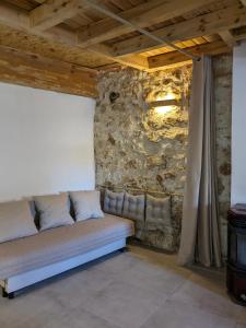 a couch in a room with a stone wall at Montelobos 