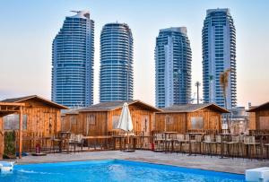 阿萊曼的住宿－SAFY BAY RESORT & BEACH，一座拥有游泳池和高楼的酒店