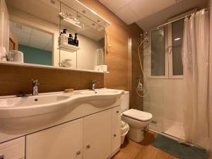 Koupelna v ubytování Mirador 1 del Mercado Central - habitacion con baño privado en el centro de la Ciudad Vella