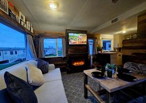 a living room with a couch and a fireplace at Martha's Inn Cresswell in Cresswell