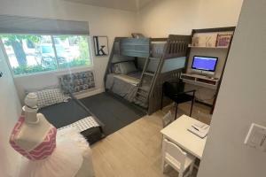 a small room with a bunk bed and a desk at Bright and cheerful 3 Bed-3 Bath house with pool in Los Angeles