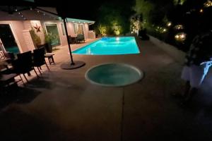 Der Swimmingpool an oder in der Nähe von Bright and cheerful 3 Bed-3 Bath house with pool