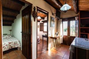 um quarto com um quarto com uma cama e um lavatório em Casa Suryta einzigartiges Landhaus bei Granada em Dúrcal