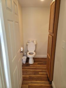 uma casa de banho com um WC branco num quarto em Tranquil Retreat in the heart of Bethany 