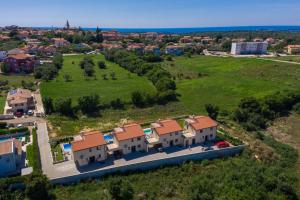 an aerial view of a large house with a yard at Villa Opal in Tar
