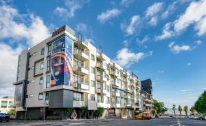 ein Gebäude mit einem Wandbild an der Seite in der Unterkunft Vue Apartments Geelong in Geelong