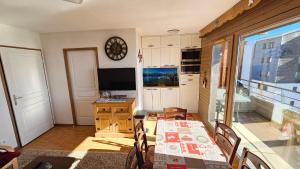 Kuchyň nebo kuchyňský kout v ubytování Appartement pieds des pistes, 6p, piscine ouverte pendant l'ouverture de la station, vue imprenable, Chamrousse