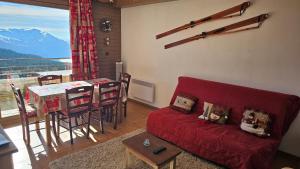 Posezení v ubytování Appartement pieds des pistes, 6p, piscine ouverte pendant l'ouverture de la station, vue imprenable, Chamrousse