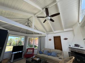 a living room with a ceiling fan and a couch at Las Ranitas in Parque del Plata