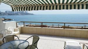d'une terrasse avec des chaises et une vue sur l'océan. dans l'établissement Depto Concón frente a playa amarilla con gran vista al mar, à Concón
