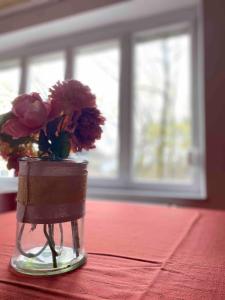 un jarrón de cristal con flores en una mesa en Entire apartment in Eggenfelden en Eggenfelden