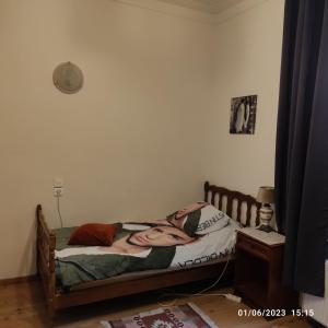 Room in BB - Chambre Z2 A Bruxelles في بروكسل: سرير عليه صورة امرأة