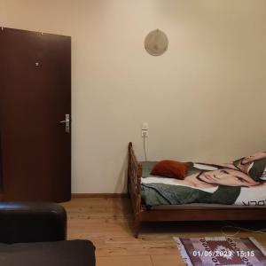 Un dormitorio con una cama con una mujer. en Room in BB - Chambre Z2 A Bruxelles, en Bruselas