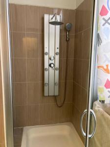 y baño con ducha con cabezal de ducha. en Room in BB - Chambre Z2 A Bruxelles, en Bruselas