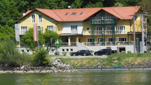Výhled na řeku, která protéká v blízkosti hotelu