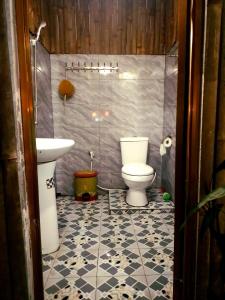 łazienka z toaletą i umywalką w obiekcie Vu Linh Homestay w mieście Vũ Linh