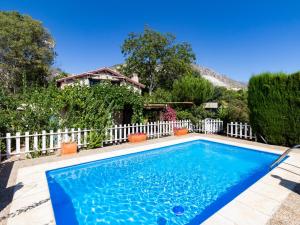 una piscina di fronte a una recinzione bianca di Casa Suryta einzigartiges Landhaus bei Granada a Dúrcal
