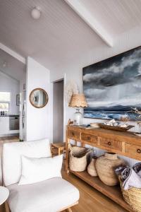 TV a/nebo společenská místnost v ubytování Bruny Boathouse