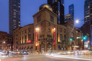a building on a city street at night with cars at Hotel Felix in Chicago