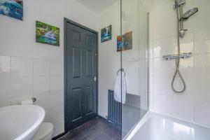 uma casa de banho com um chuveiro, um WC e um lavatório. em *RB26S* For your most relaxed & Cosy stay + Free Parking + Free Fast WiFi * em Adel