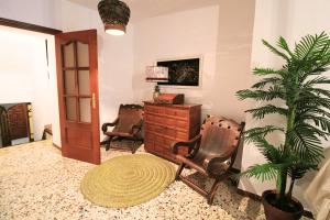 una sala de estar con 2 sillas y una planta en Casa Rural - La Fresquita, en Castaño de Robledo