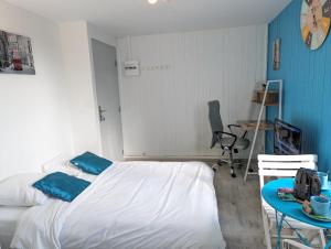 1 dormitorio con 1 cama, 1 mesa y 1 silla en Appartement entier meublé à Beaumont proche Futuroscope et Poitiers Technopole en Beaumont