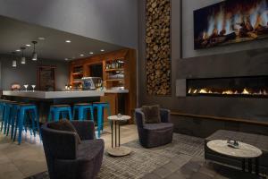 a bar with a fireplace in a restaurant at Hotel Felix in Chicago