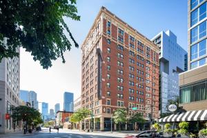 um edifício alto de tijolos vermelhos numa rua da cidade em Hotel Felix em Chicago