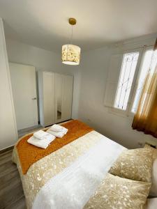 um quarto com 2 camas e um lustre em Madrid Centro em Madri