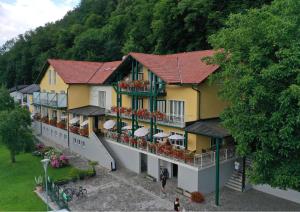 un edificio con flores en sus balcones en Gasthof-Pension Luger en Wesenufer