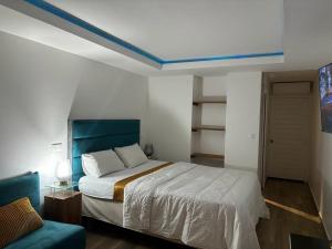 a bedroom with a bed and a blue ceiling at La résidence le Nid Douillet in Le Diamant