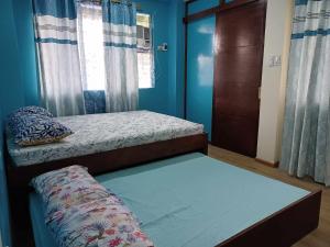 a bedroom with two bunk beds and a window at Cebu City 80sq Apartment near SM Seaside NuStar Ocean Park Dynamic Herb in San Roque