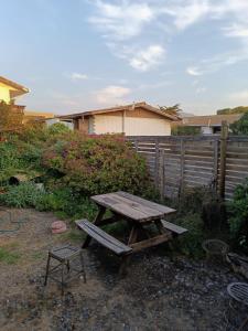 una mesa de picnic de madera y una silla en un patio en el portal de laguna de zapallar ,maitencillo, en Zapallar