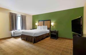 een hotelkamer met een bed en een flatscreen-tv bij Extended Stay America Suites - Arlington - Six Flags in Arlington
