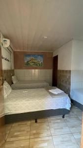 1 dormitorio con 2 camas en una habitación en Pousada vista pro vale do catimbau, en Catimbau