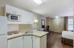 cocina con fregadero y habitación con cama en Extended Stay America Select Suites - Raleigh - RDU Airport en Morrisville