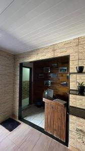 um quarto com uma parede de madeira e uma secretária em Pousada vista pro vale do catimbau em Catimbau