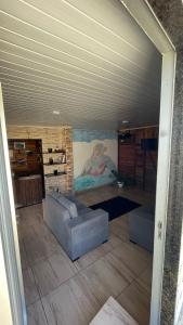 sala de estar con sofá y pintura en Pousada vista pro vale do catimbau, en Catimbau