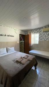 um quarto com uma cama grande e um banco em Pousada vista pro vale do catimbau em Catimbau