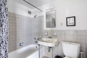 y baño con lavabo, aseo y bañera. en Spacious 2 Bedroom 2 Bathroom Unit Great Location en Los Ángeles