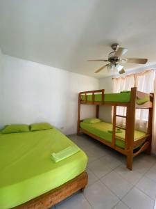 La Bocana的住宿－Vista Punta Sal，一间卧室设有两张双层床和吊扇