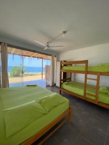 1 dormitorio con 2 literas y vistas al océano en Vista Punta Sal, en La Bocana