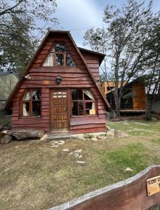 une petite maison en bois avec une grande porte dans l'établissement del ANDINO.USH, à Ushuaia