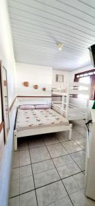 een slaapkamer met een bed en een bureau in een kamer bij Casa na Ilha de Mar Grande in Vera Cruz de Itaparica