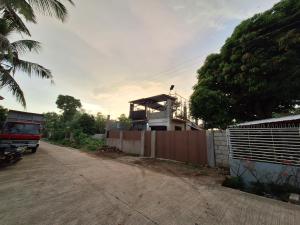 uma casa com uma cerca e uma estrada com um camião em Bora House em Bago