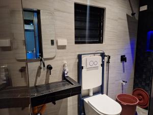 een badkamer met toilet en wastafel bij Bora House in Bago