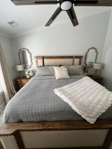 グースクリークにあるLuxurious Remodeled Home Close To Charlestonのベッドルーム1室(ベッド1台、シーリングファン付)